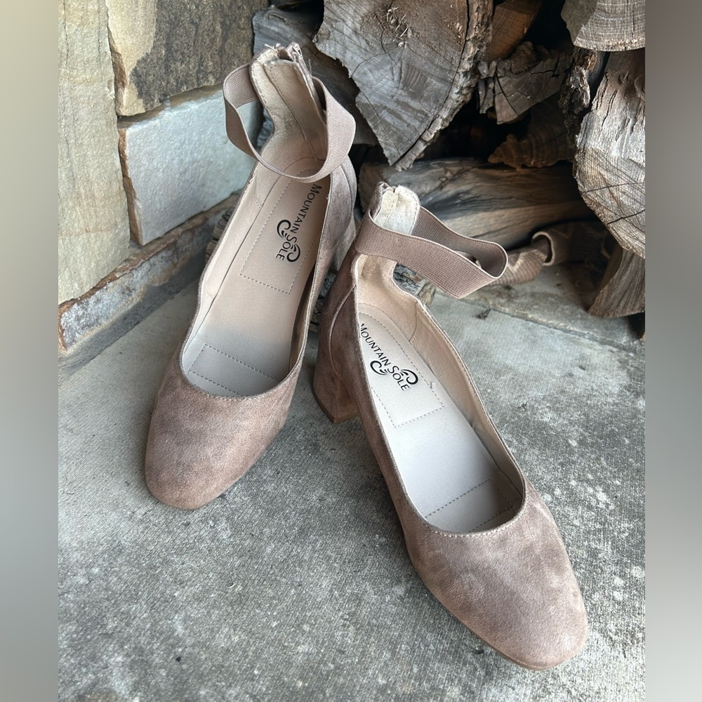 Mountain sole Mickey Tan Elegant Heels with Classic Design Sz-7M. I
